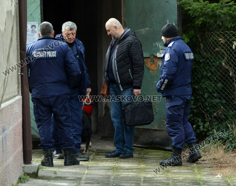 Полицаи със следово куче претърсиха жилище, гараж и кола в Хасково