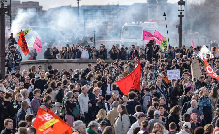 Макрон прокара без гласуване спорната пенсионна реформа. 310 задържани при протестите