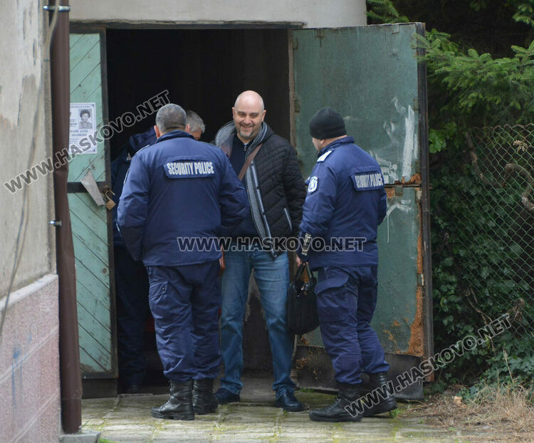 Полицаи със следово куче претърсиха жилище, гараж и кола в Хасково
