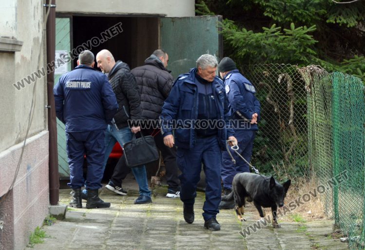 Полицаи със следово куче претърсиха жилище, гараж и кола в Хасково