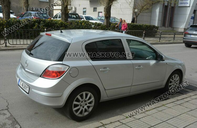 Полицаи със следово куче претърсиха жилище, гараж и кола в Хасково