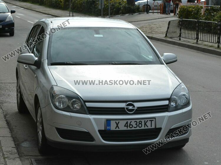 Полицаи със следово куче претърсиха жилище, гараж и кола в Хасково