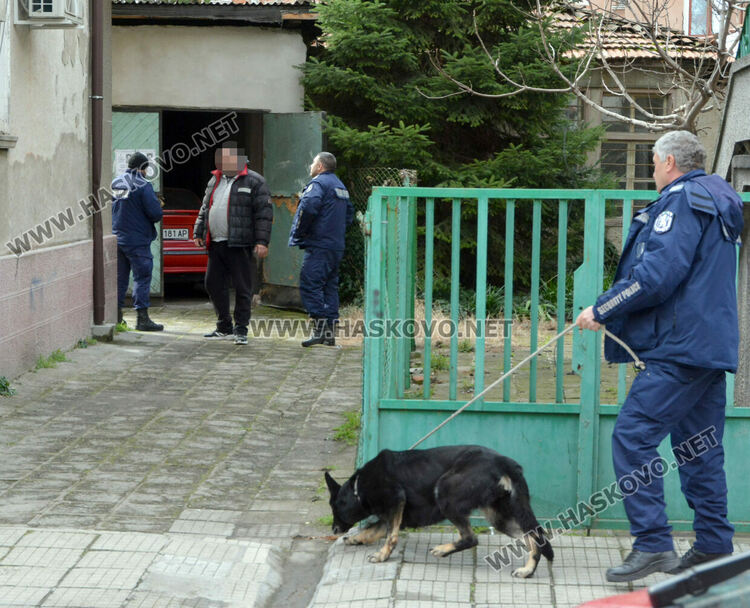 Полицаи със следово куче претърсиха жилище, гараж и кола в Хасково