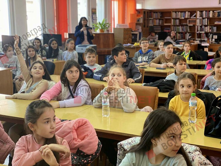 Милен Хальов представи своето отроче супергерой Кало в Димитровград