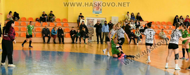   В Хасково се играха срещите от 5-тия турнир в „Б“ републиканската хандабална група при жените