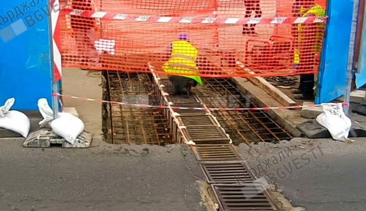 Ремонтът на отводнителните шахти пред „Лидл” се извършва по европейски,целта е да издържат на жестокия трафик