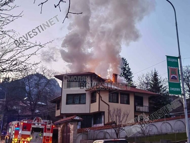 Гори къща в Смолян, пожарникари се борят още с огъня