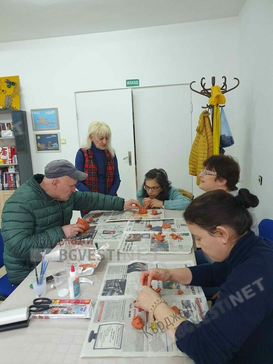 Трудотерапия посветена на изкуството демонстрира художника Емил Пенчев в център "Орфей"