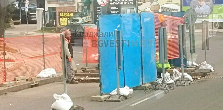 Ремонтът на отводнителните шахти пред „Лидл” се извършва по европейски,целта е да издържат на жестокия трафик