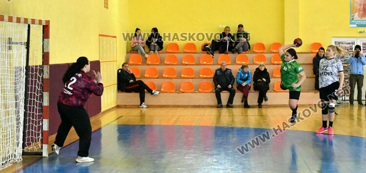   В Хасково се играха срещите от 5-тия турнир в „Б“ републиканската хандабална група при жените