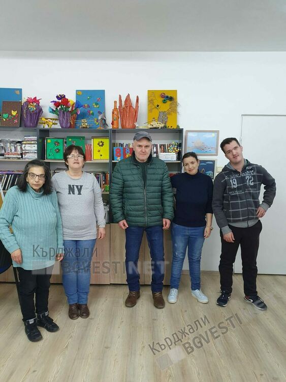 Трудотерапия посветена на изкуството демонстрира художника Емил Пенчев в център "Орфей"