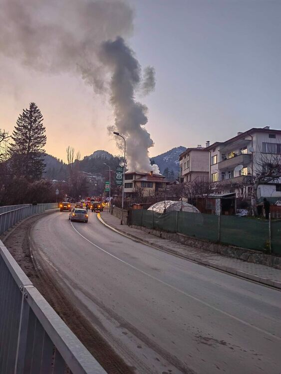 Гори къща в Смолян, пожарникари се борят още с огъня