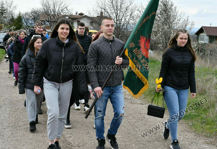 Възпитаниците на Царската гимназия развяват знамето на училището пред паметника на цар Иван Асен II