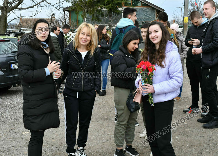Възпитаниците на Царската гимназия развяват знамето на училището пред паметника на цар Иван Асен II