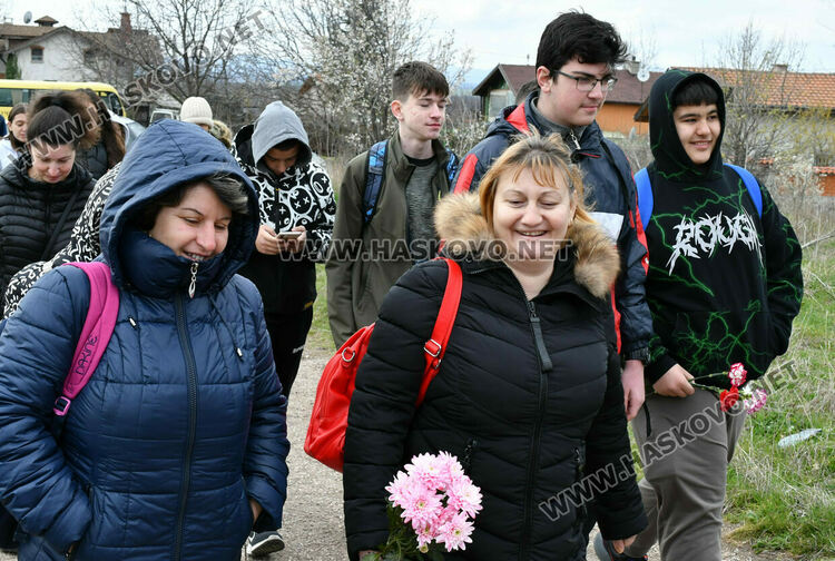 Възпитаниците на Царската гимназия развяват знамето на училището пред паметника на цар Иван Асен II