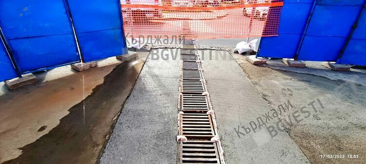 Ремонтът на отводнителните шахти пред „Лидл” се извършва по европейски,целта е да издържат на жестокия трафик