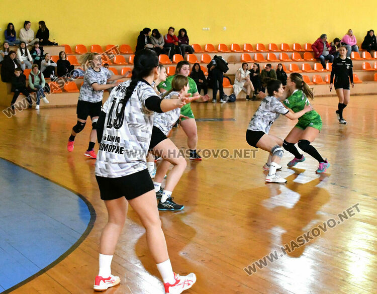   В Хасково се играха срещите от 5-тия турнир в „Б“ републиканската хандабална група при жените