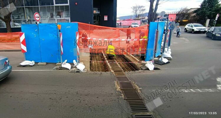 Ремонтът на отводнителните шахти пред „Лидл” се извършва по европейски,целта е да издържат на жестокия трафик