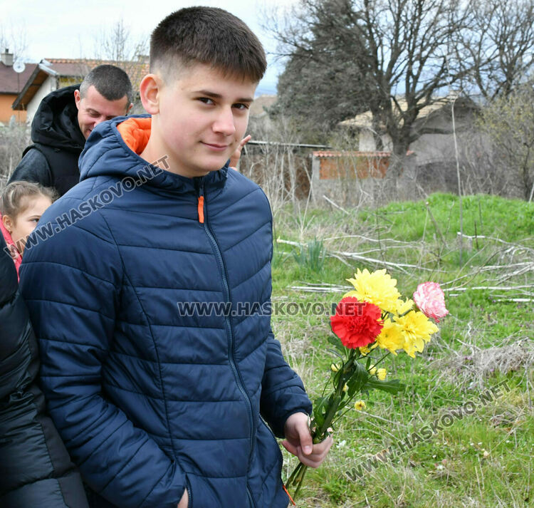 Възпитаниците на Царската гимназия развяват знамето на училището пред паметника на цар Иван Асен II