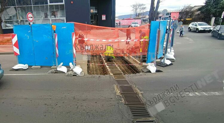 Ремонтът на отводнителните шахти пред „Лидл” се извършва по европейски,целта е да издържат на жестокия трафик