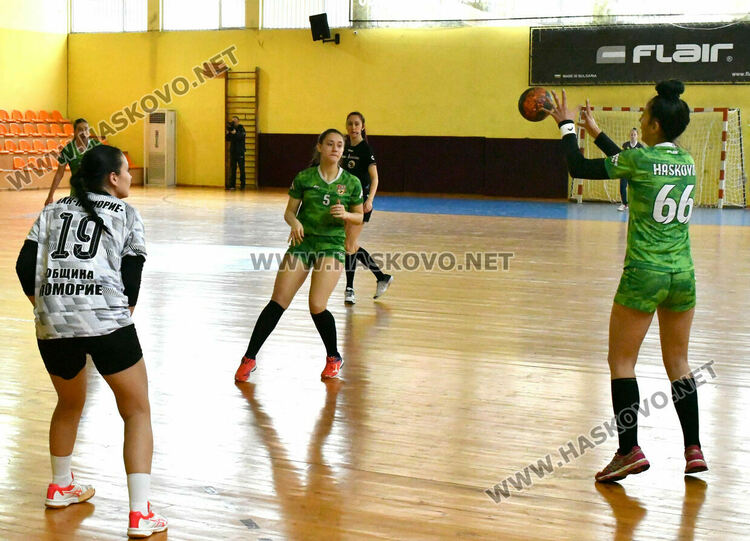   В Хасково се играха срещите от 5-тия турнир в „Б“ републиканската хандабална група при жените