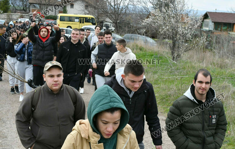 Възпитаниците на Царската гимназия развяват знамето на училището пред паметника на цар Иван Асен II