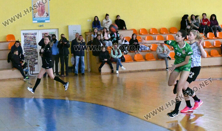   В Хасково се играха срещите от 5-тия турнир в „Б“ републиканската хандабална група при жените