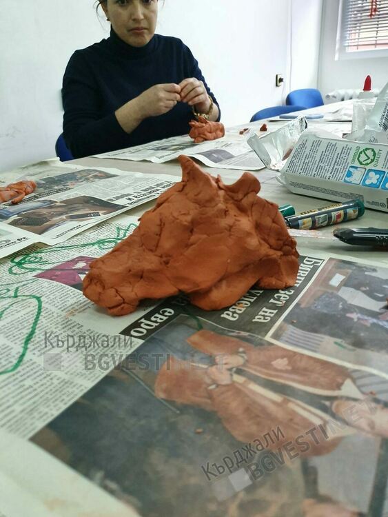 Трудотерапия посветена на изкуството демонстрира художника Емил Пенчев в център "Орфей"