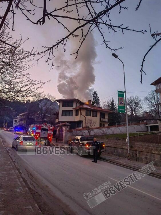 Гори къща в Смолян, пожарникари се борят още с огъня