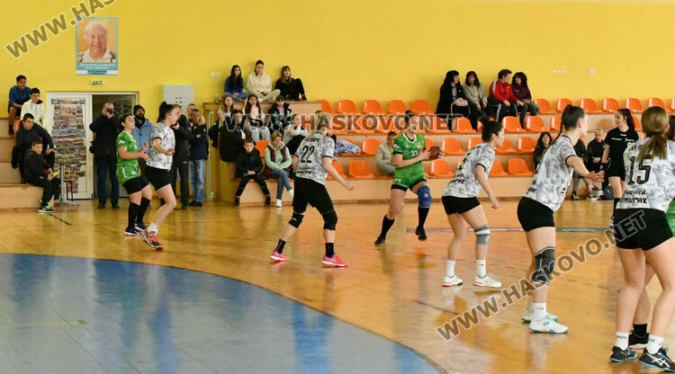   В Хасково се играха срещите от 5-тия турнир в „Б“ републиканската хандабална група при жените