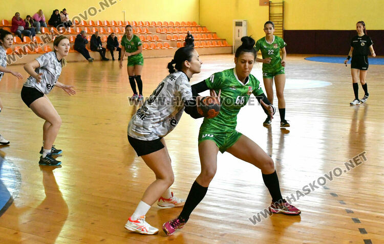   В Хасково се играха срещите от 5-тия турнир в „Б“ републиканската хандабална група при жените