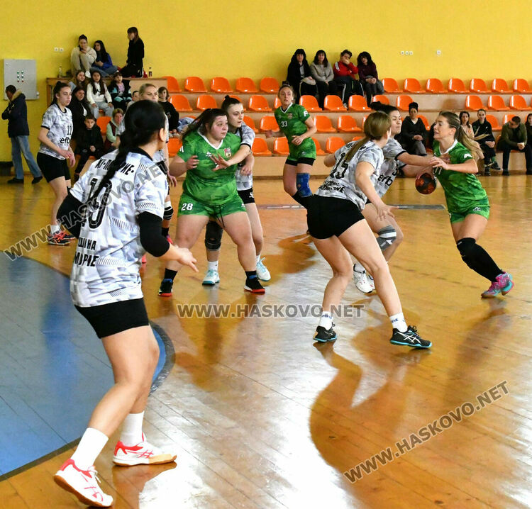  В Хасково се играха срещите от 5-тия турнир в „Б“ републиканската хандабална група при жените