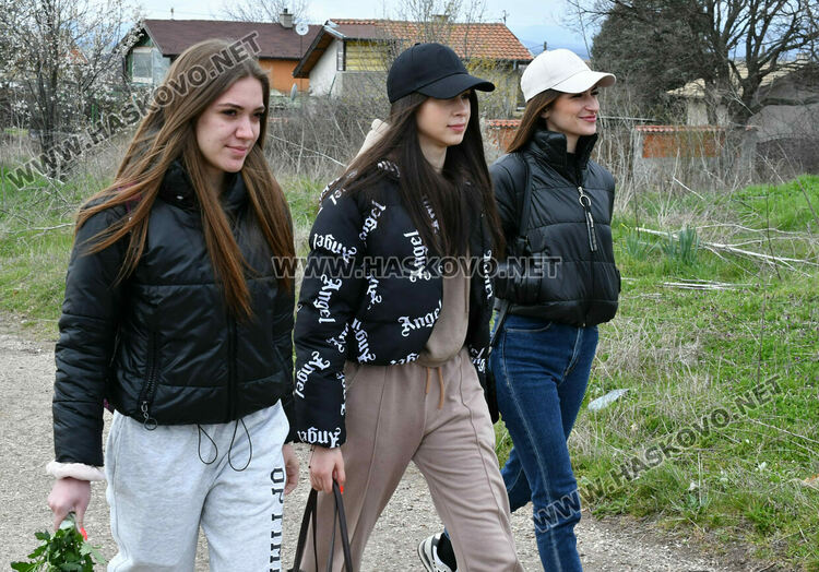 Възпитаниците на Царската гимназия развяват знамето на училището пред паметника на цар Иван Асен II