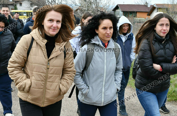 Възпитаниците на Царската гимназия развяват знамето на училището пред паметника на цар Иван Асен II