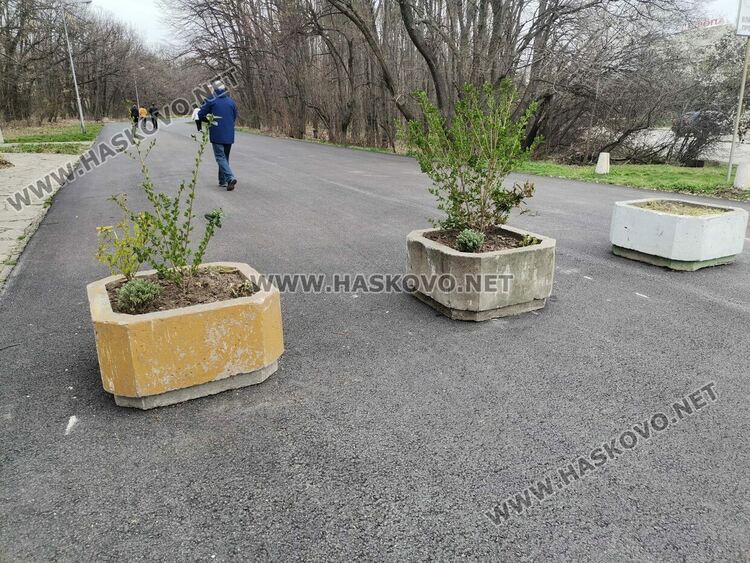 Преградиха с кашпи пешеходните алеи на „Кенана”