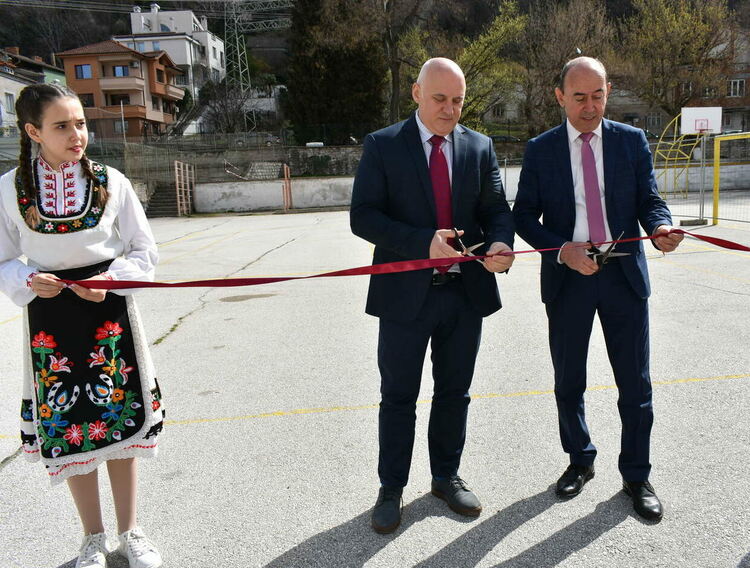 С игрище за мини футбол ще се сдобие ОУ "Христо Ботев" в Асеновград 