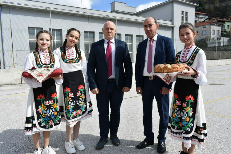 С игрище за мини футбол ще се сдобие ОУ "Христо Ботев" в Асеновград 