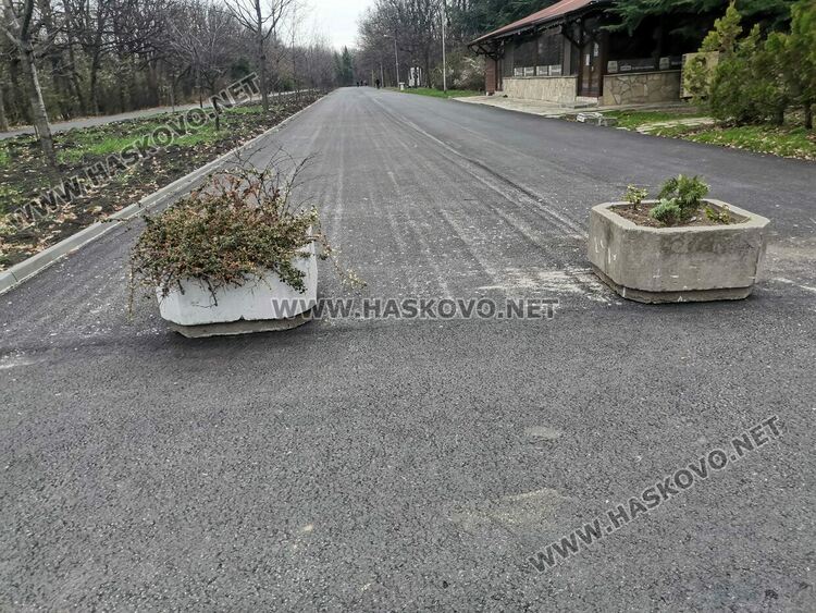 Преградиха с кашпи пешеходните алеи на „Кенана”