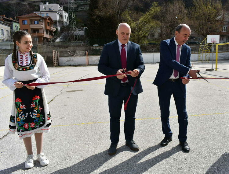 С игрище за мини футбол ще се сдобие ОУ "Христо Ботев" в Асеновград 