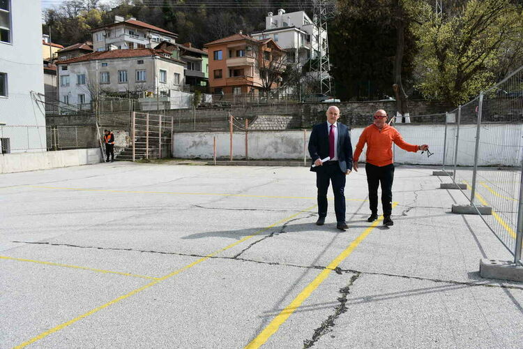 С игрище за мини футбол ще се сдобие ОУ "Христо Ботев" в Асеновград 