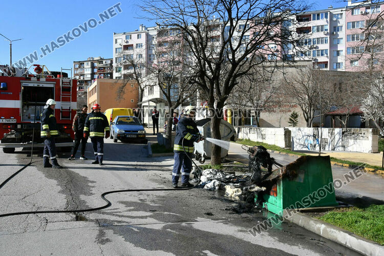 3 контейнера изгоряха в „Орфей“ 