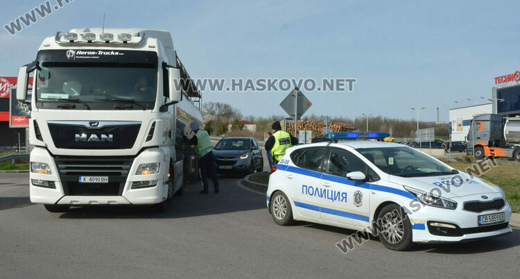 Джип и цистерна се удариха в кръгово в Хасково