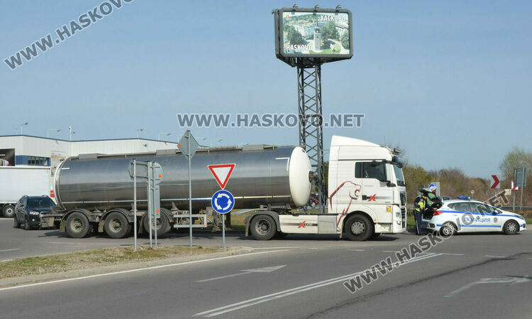 Джип и цистерна се удариха в кръгово в Хасково