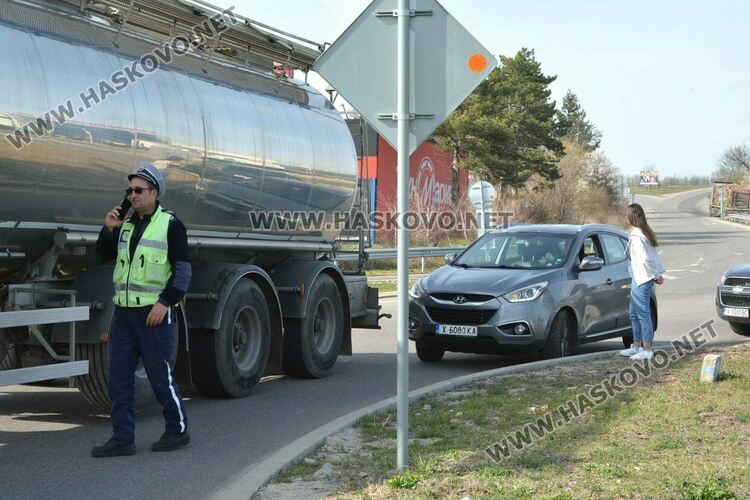 Джип и цистерна се удариха в кръгово в Хасково