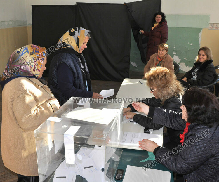 Общините започват часове по труд и творчество заради параваните в изборните помещения