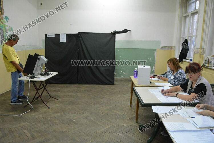 Общините започват часове по труд и творчество заради параваните в изборните помещения