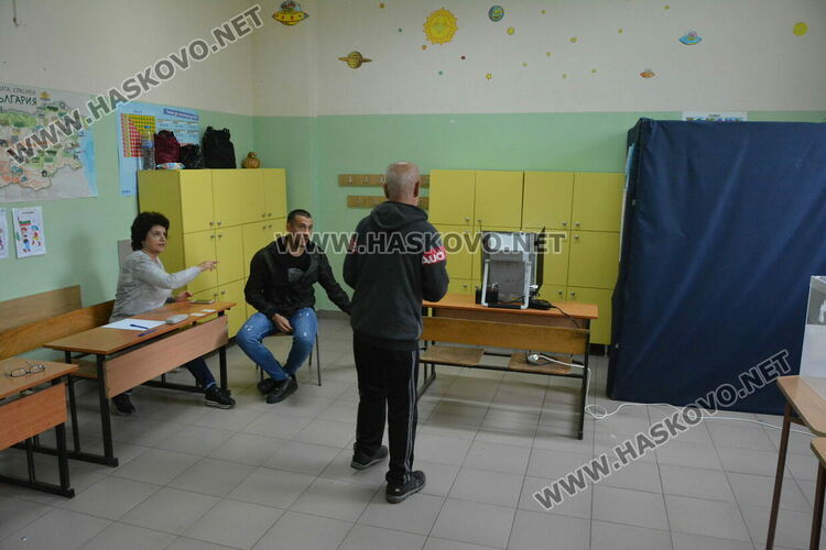 Общините започват часове по труд и творчество заради параваните в изборните помещения