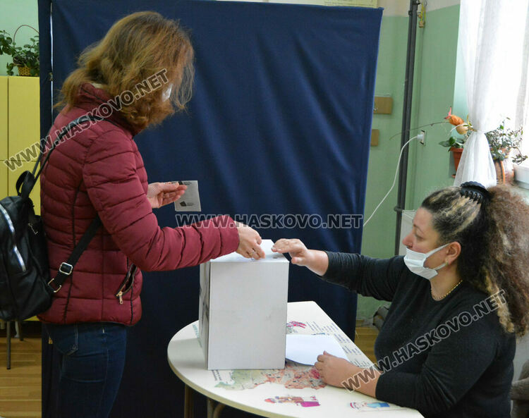 Общините започват часове по труд и творчество заради параваните в изборните помещения