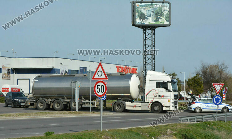 Джип и цистерна се удариха в кръгово в Хасково