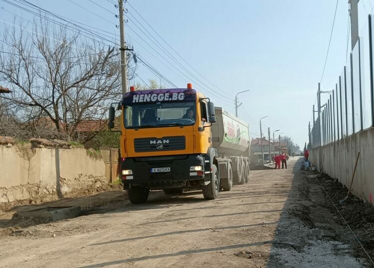 Спира ремонтът на любеновския път